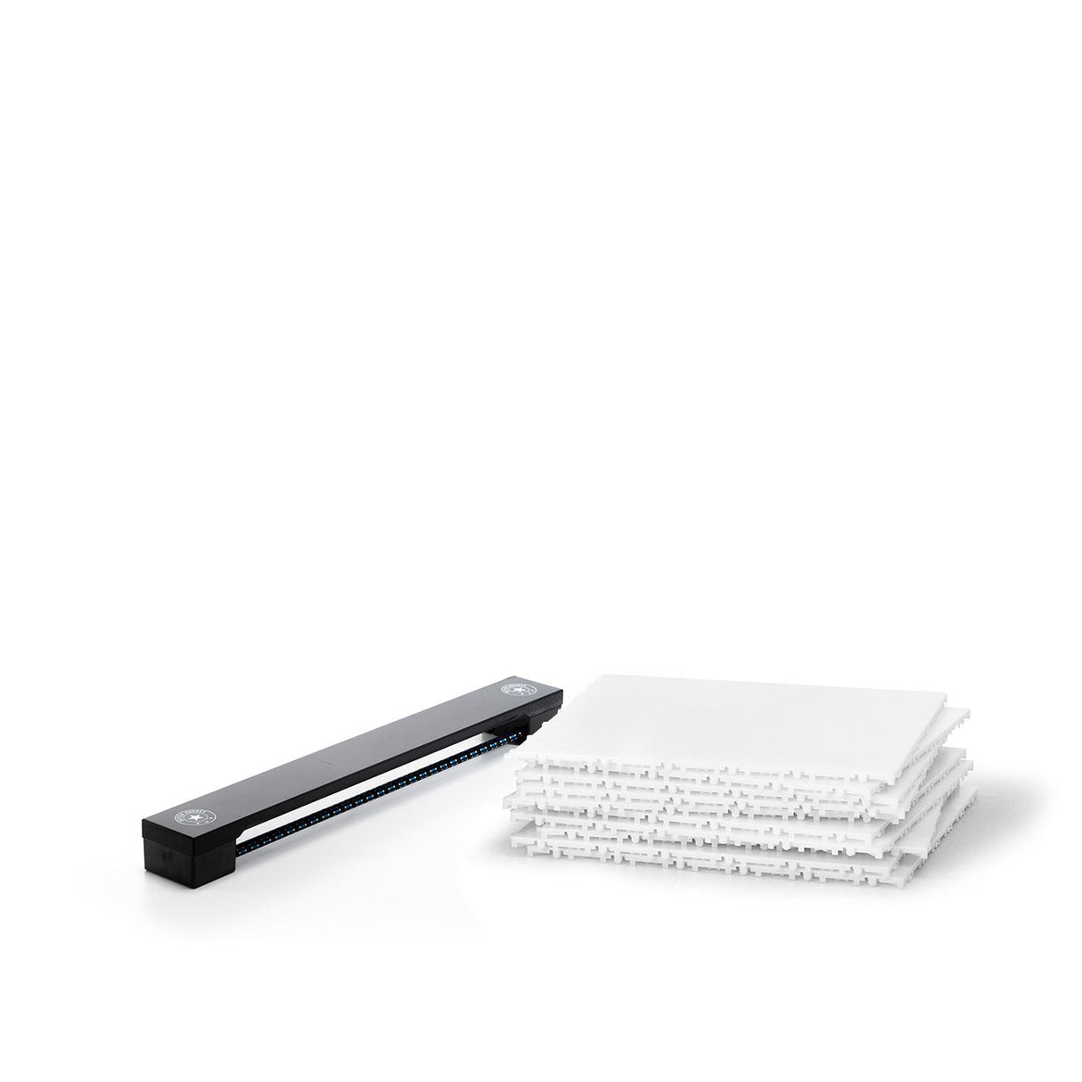 Passnings kit med hockey passare och fyra vita golvplattor för träning och passningar hemma.