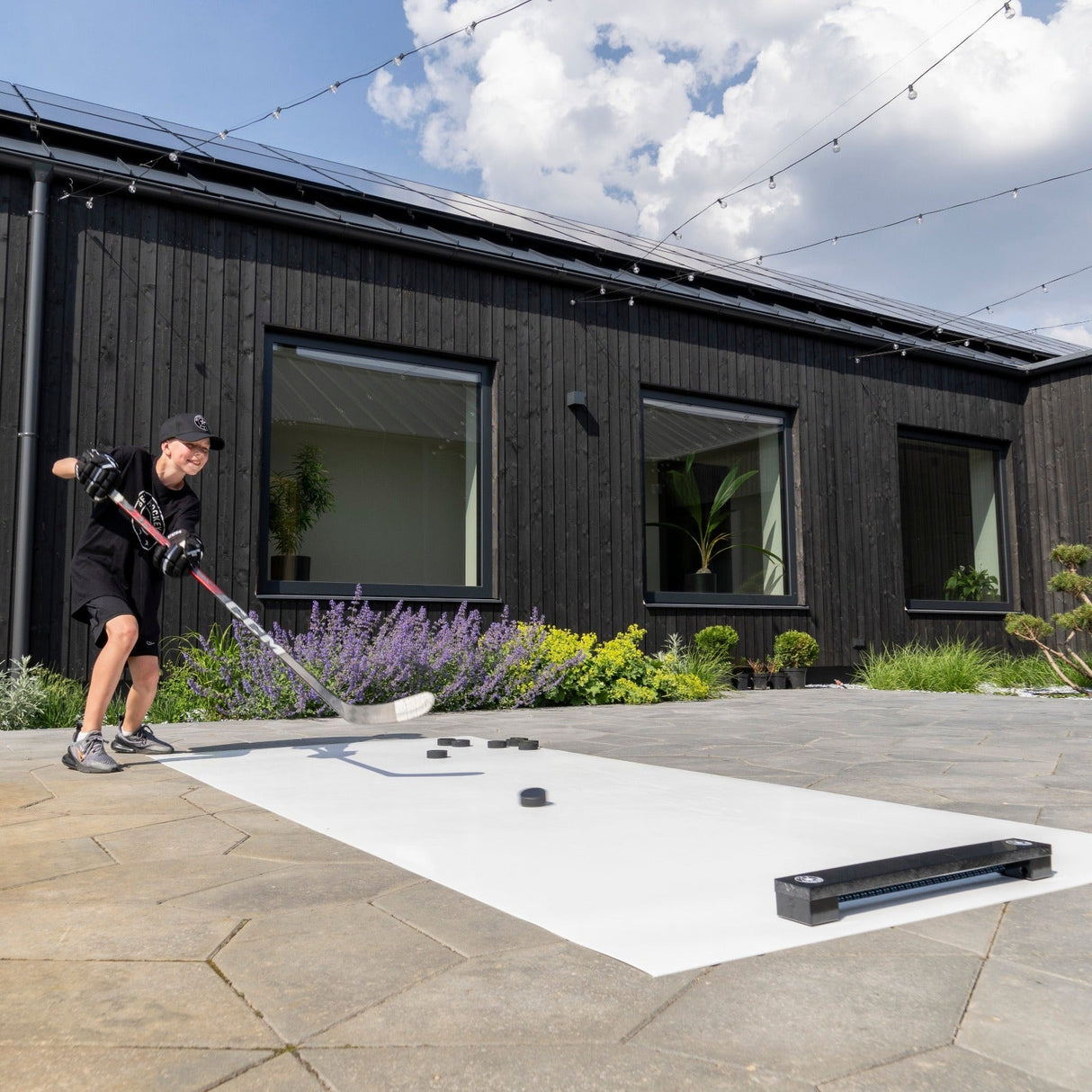 Hockeypassare i träning, spelare förbättrar passningar på en utomhusplan med puckar.