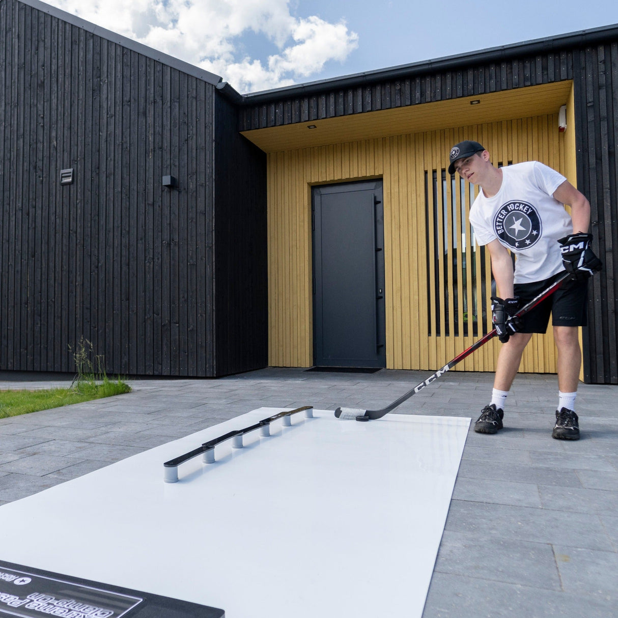 En spelare tränar skottramp med teknikpaket hockey för att förbättra sin skott- och passningsförmåga utomhus.