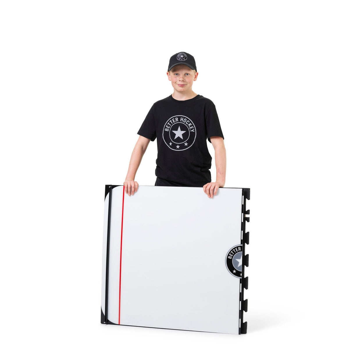 En ung spelare håller upp Better Hockey Extreme Game Changer, ett avancerat träningssystem för hockey.