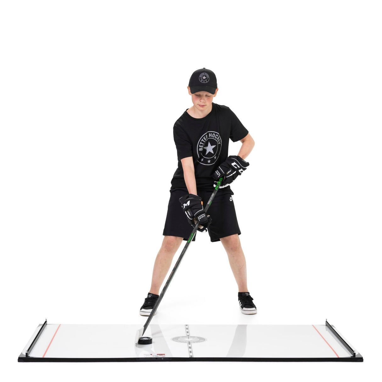 Ung spelare tränar stickhandling med Better Hockey Extreme Game Changer, perfekt för hockeyutveckling.