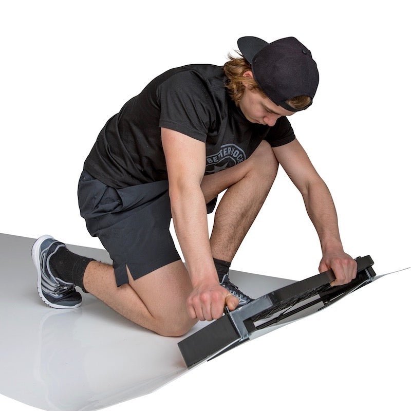 En spelare justerar en skottplatta för träning av skott och hockeypasser. Perfekt för självständiga övningar.