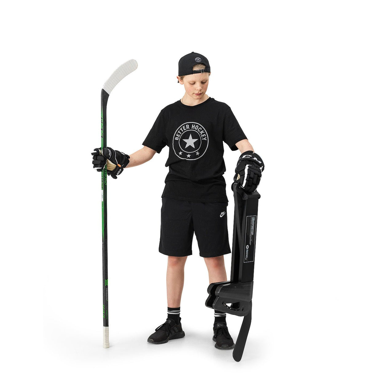 Ung spelare i hockeyutrustning med klubbteknik-verktyg för att förbättra färdigheter i hockey.