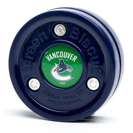 Green Biscuit NHL teknikpuck med Vancouver Canucks design, idealisk för träning på hårda ytor.