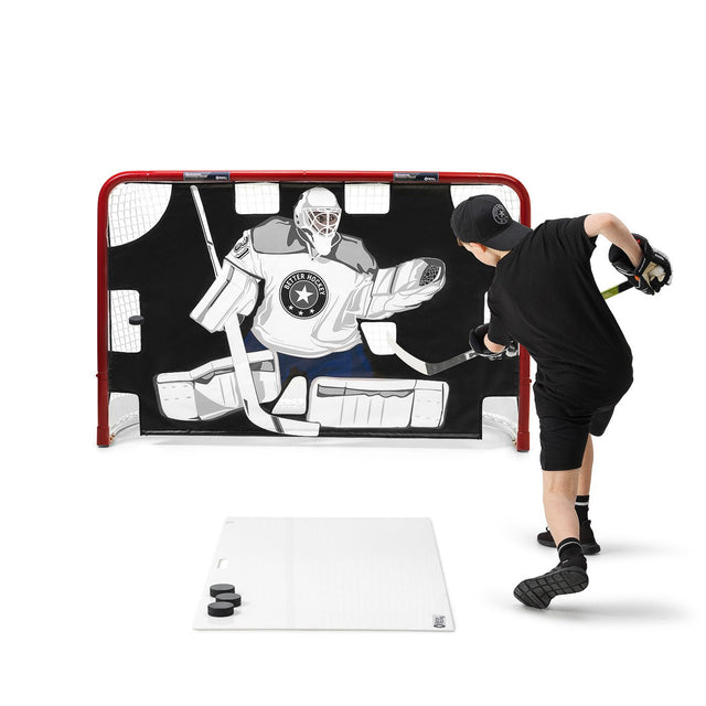 En målvaktsduk för hockey som är fäst på ett mål, med en spelare som skjuter mot den. Målduk med tio mål för träning.