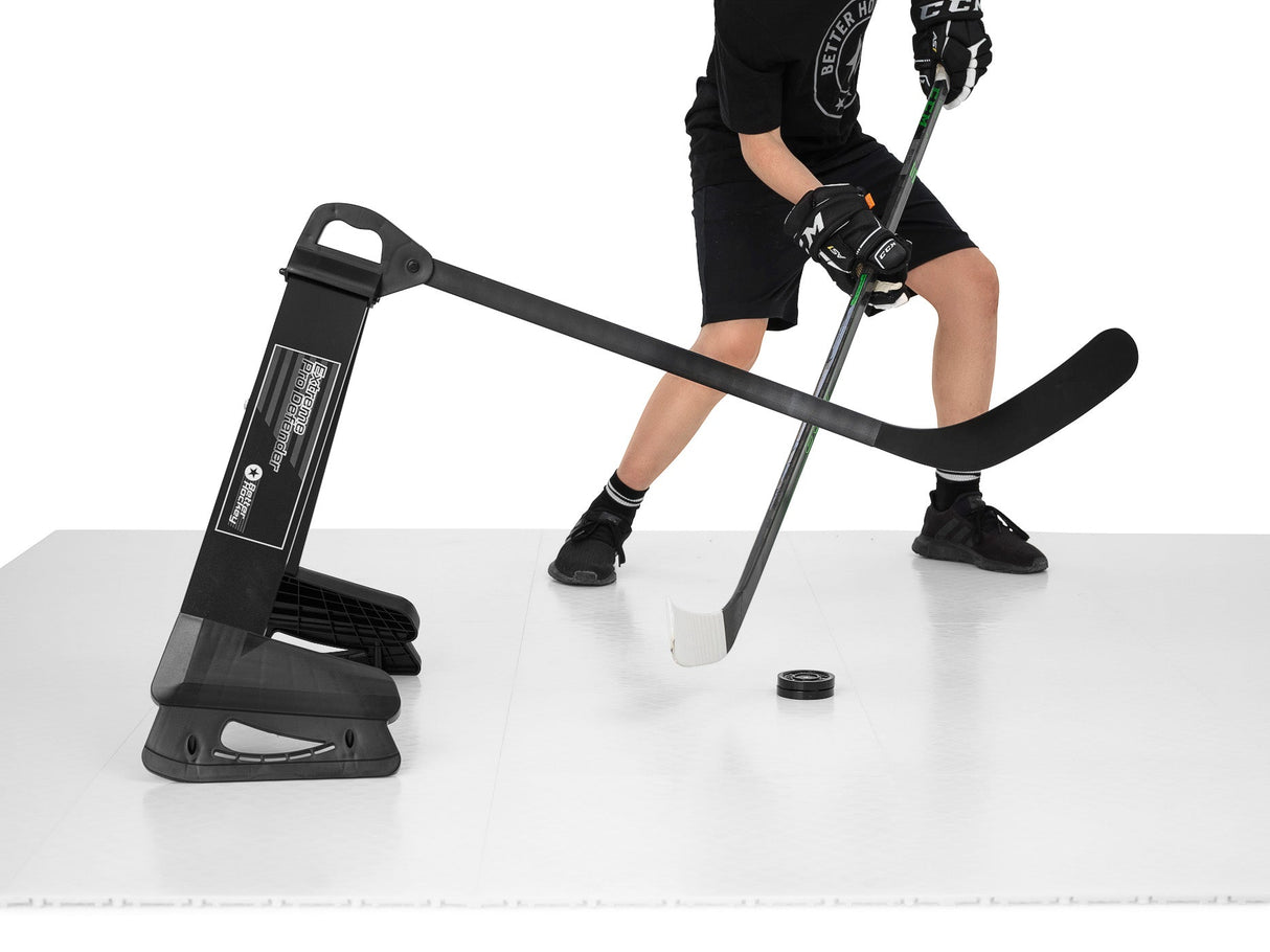 Klubbteknik hockey träning med Extreme Hockey Pro Defender för att förbättra puckkontroll och dribbling.