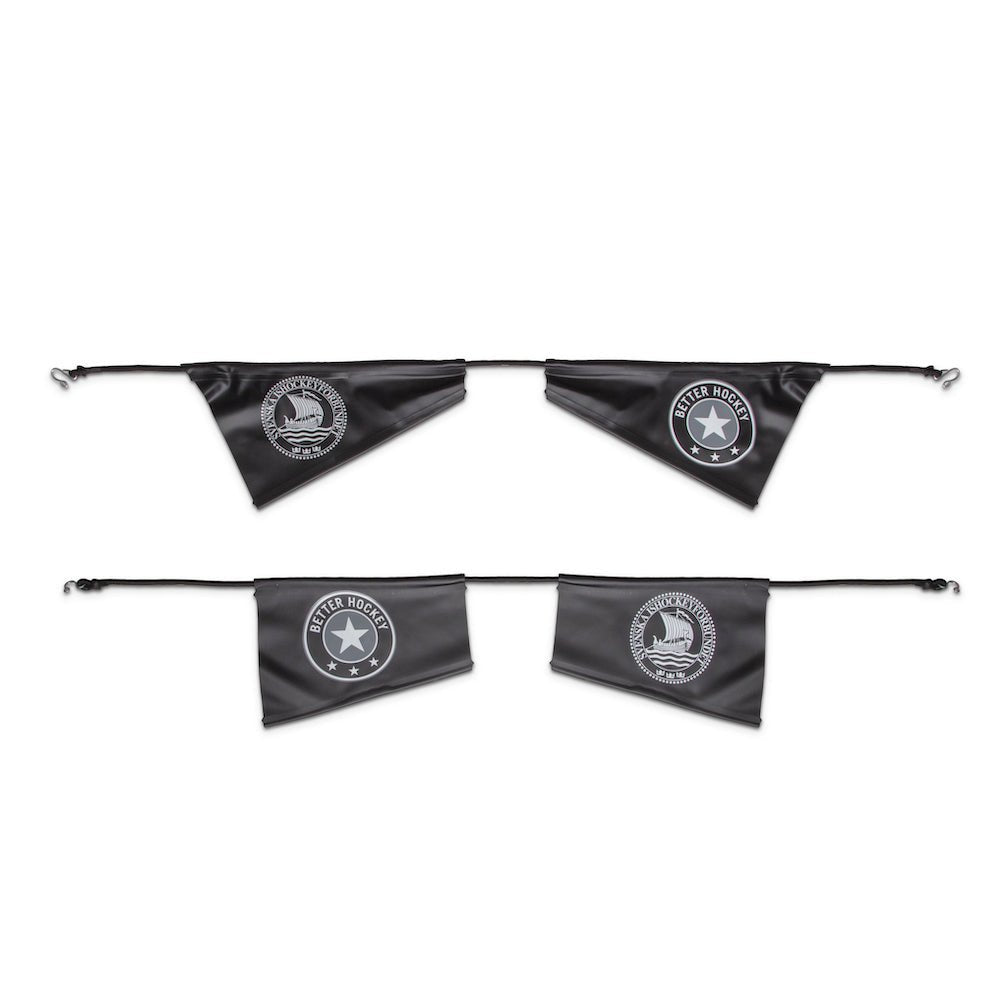 Svarta hockeyflaggor med tryck, upphängda på snöre, perfekta för att visa laganda och skapa stämning.