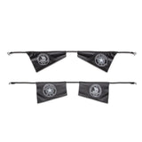 Svarta hockeyflaggor med tryck, upphängda på snöre, perfekta för att visa laganda och skapa stämning.