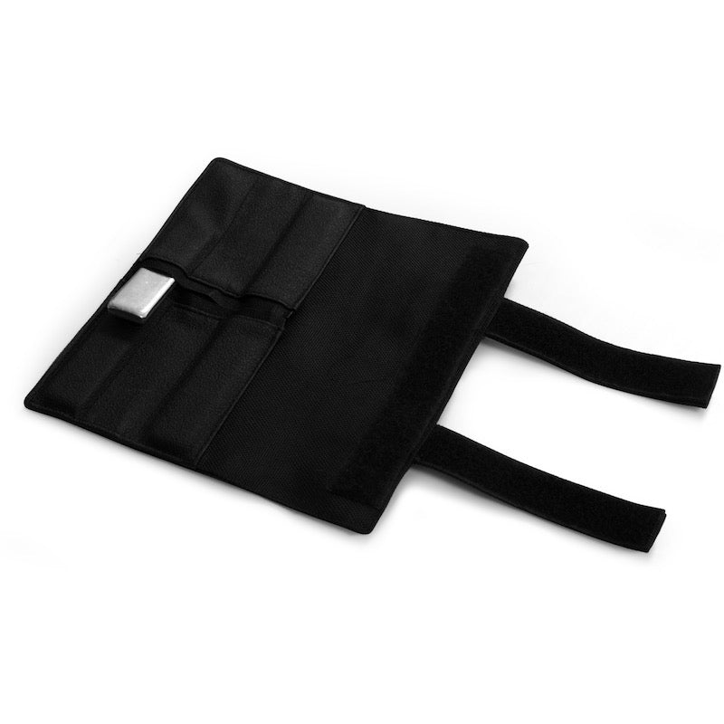 Svart klubbvikt hockey med fack för viktjustering och kardborreband för enkel användning och säkerhet.