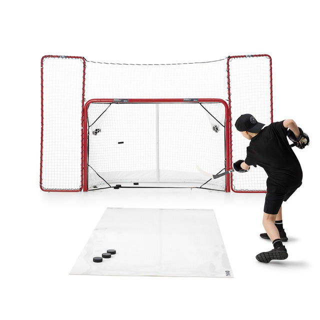 Ungdom som tränar sikt med Extreme Hockey Shooting Kit XL och skottramp, mitt i ett träningspass.