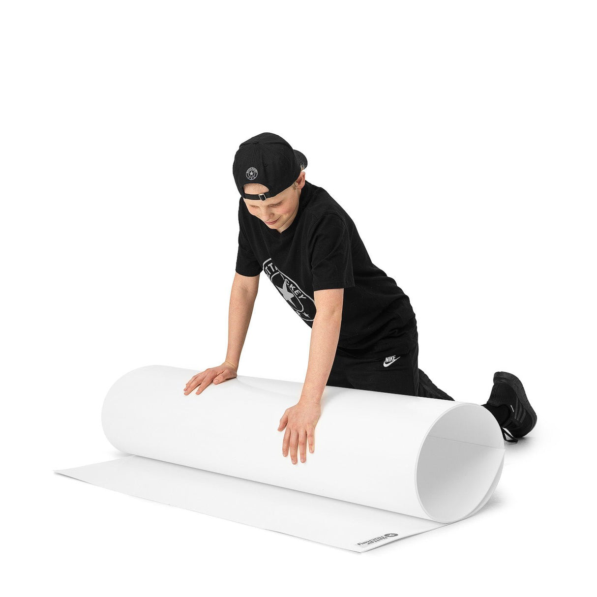 En ung spelare förbereder skottrampen från Extreme Hockey Shooting Kit XL för träning hemma.