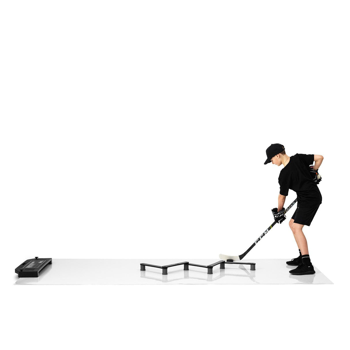 Barn tränar med teknikpaket hockey, övar skott och stickhandling på skottramp.