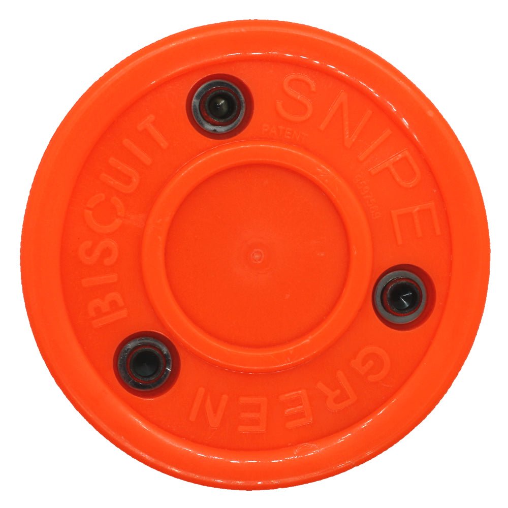 Grön Biscuit Snipe orange puck med förstärkta nitar, perfekt för klubbteknik hockey på släta ytor.