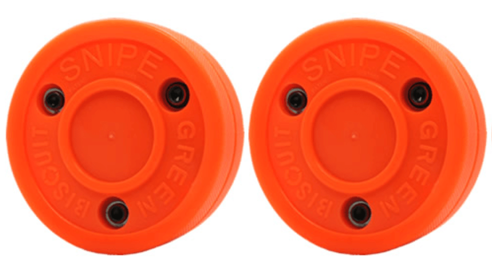 Gröna Biscuit Snipe orange puckar, perfekta för klubbteknik hockey på släta ytor.