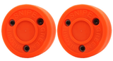 Gröna Biscuit Snipe orange puckar, perfekta för klubbteknik hockey på släta ytor.