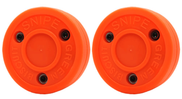 Gröna Biscuit Snipe orange puckar, perfekta för klubbteknik hockey på släta ytor.
