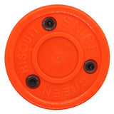 Grön Biscuit Snipe puck med orange yta, förstärkt med nitar för klubbteknik hockey på släta ytor.